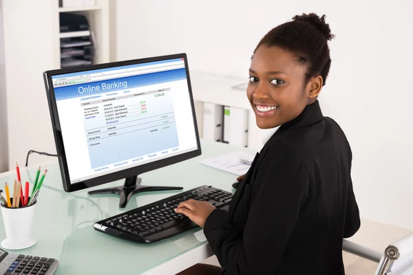 Бізнес-леді здійснює онлайн банкінг на комп'ютері — стокове фото