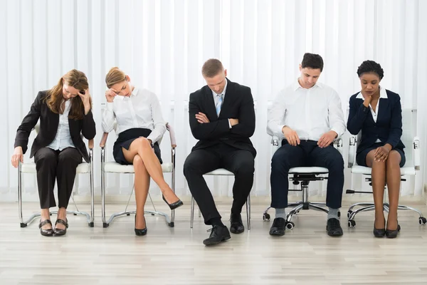 Empresários dormindo na sala de espera — Fotografia de Stock