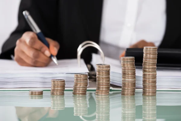 Geschäftsfrau berechnet Steuer auf Schreibtisch — Stockfoto