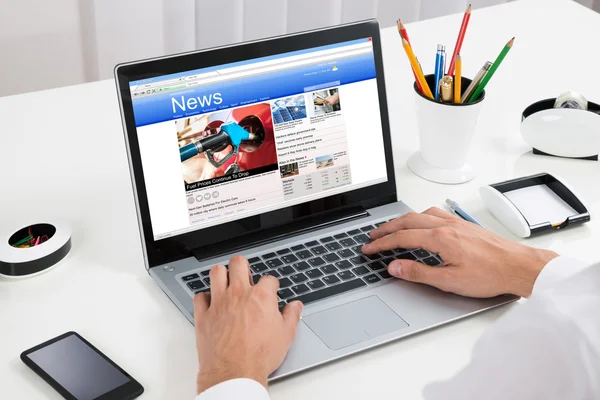 Persona leyendo noticias en el ordenador portátil — Foto de Stock