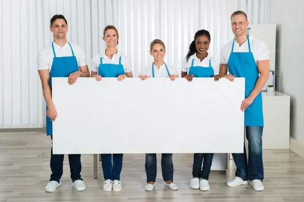 Schoonmakers houden Banner In Office — Stockfoto