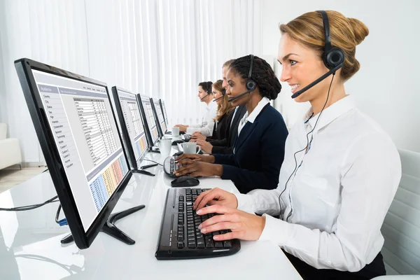 Operadores de centros de llamadas en oficina — Foto de Stock
