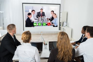 İşyerinde iş adamları video konferans
