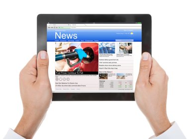 Dijital Tablet tutan kişinin elleri 