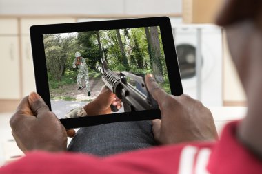 Adam dijital tablet üzerinde oyun oynama
