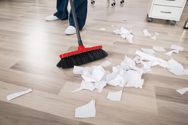 Janitor varrendo Hardwood Floor — Fotografia de Stock