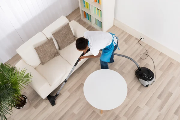 Afrikaanse vrouwelijke Janitor schoonmaken vloer — Stockfoto