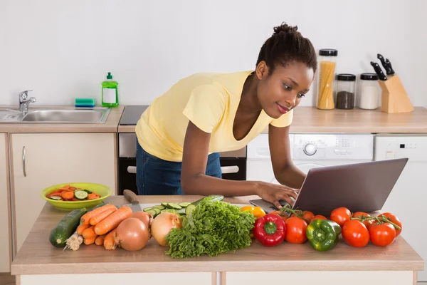 Woman Using Laptop In Kitchen — Stock Photo, Image