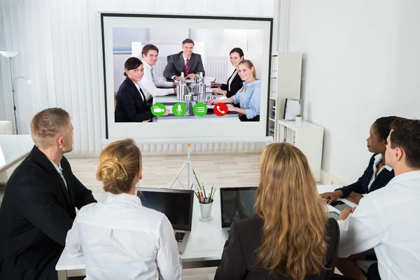 Ondernemers videoconferentie op werkplek — Stockfoto