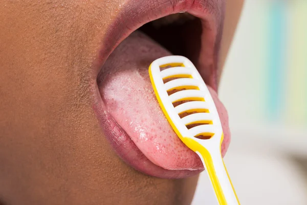 Lengua de limpieza de mujer con limpiador — Foto de Stock