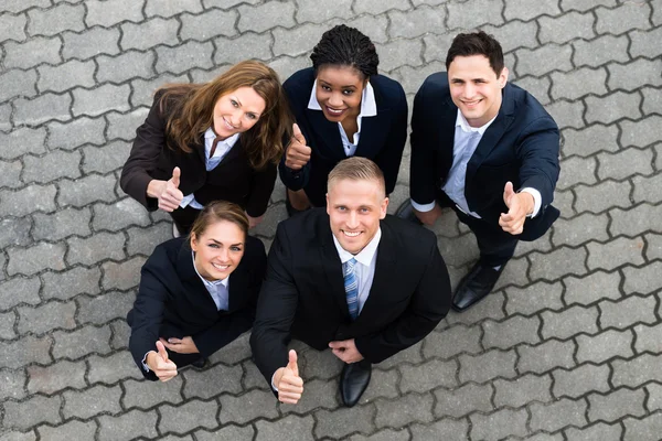 Glückliche Geschäftsleute, die zusammenstehen — Stockfoto