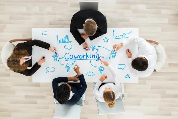 Geschäftsleute sitzen im Coworking Space — Stockfoto