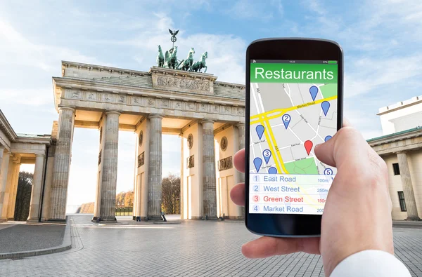 Med Gps-navigering på mobiltelefon — Stockfoto