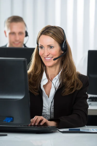 Ejecutivo del Call Center trabajando en oficina — Foto de Stock