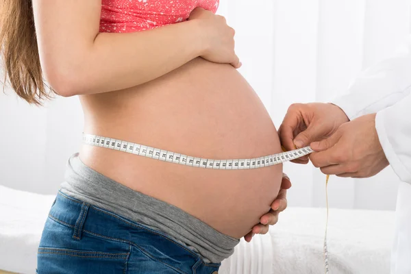 Läkare kontrollera tillväxten av Baby — Stockfoto