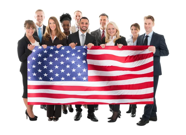 Επιχειρηματίες, κρατώντας την αμερικανική σημαία — Φωτογραφία Αρχείου