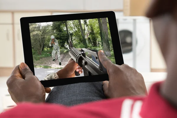 Mann spielt Spiel auf digitalem Tablet — Stockfoto