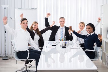 Çok etnik işadamları Office gülümseyen