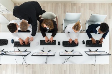 ofiste çalışan iş adamları