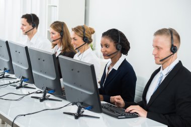 Çağrı merkezinde çalışan iş adamları