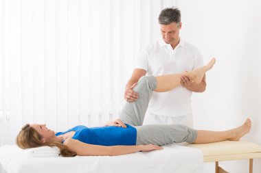 Kadın masaj yaptırıyor spa 'da