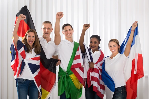 Peuple patriotique avec des drapeaux — Photo