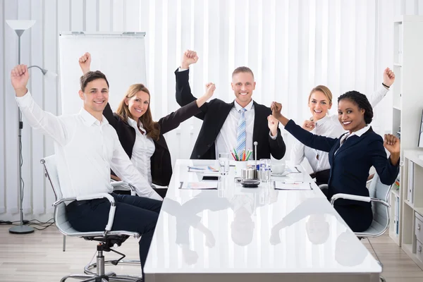 Çok etnik işadamları Office gülümseyen