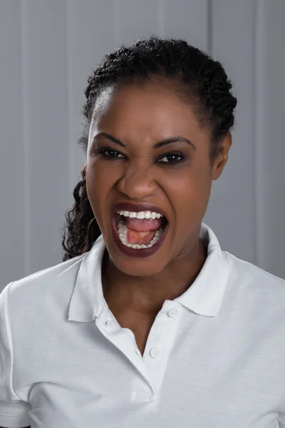 Mujer joven enojada gritando — Foto de Stock