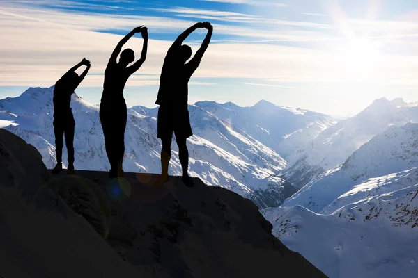 Silhouette de famille s'étirant sur la falaise — Photo