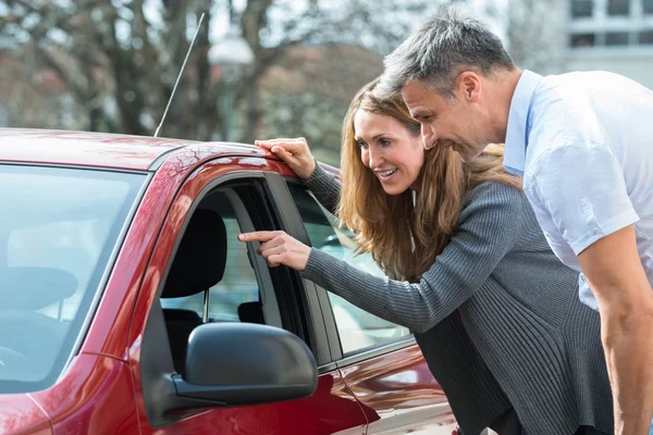 Couple Looking At Car — Stock Photo, Image