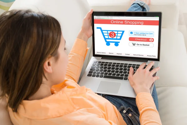 Жінка купує онлайн на ноутбуці — стокове фото