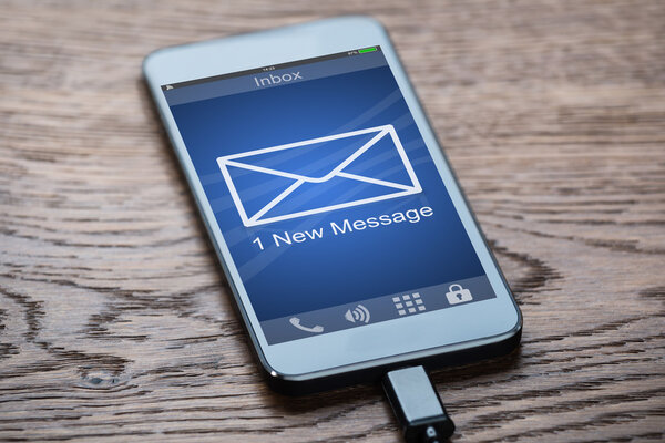 Мобильный телефон с новым сообщением
