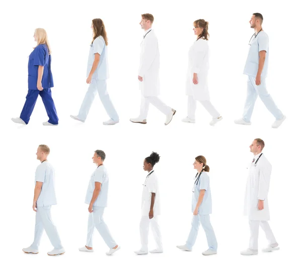 Squadra medica a piedi in fila — Foto Stock