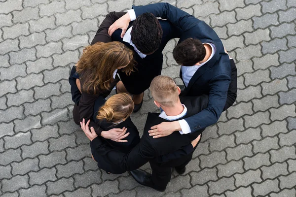 Businesspeople Standing In Huddle — Stock Photo, Image