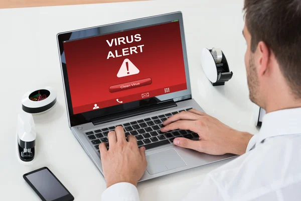 Pengusaha menggunakan Laptop Dengan Virus Alert — Stok Foto