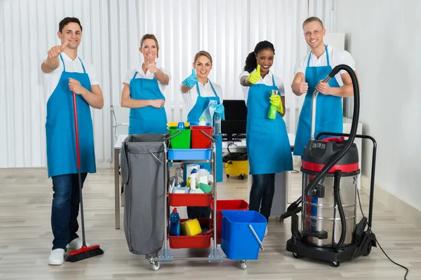 Limpadores com equipamentos de limpeza no escritório — Fotografia de Stock