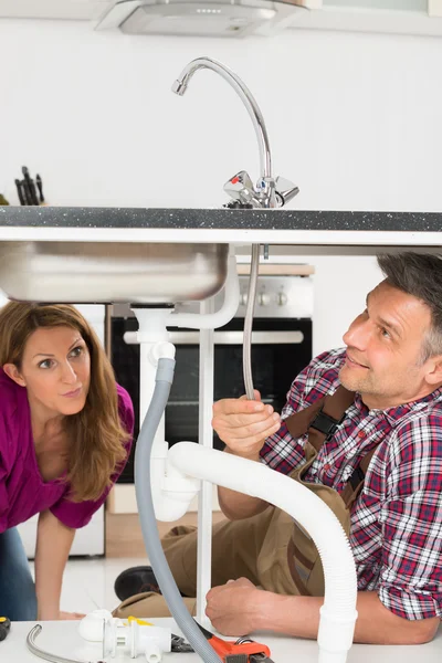 Erkek tesisatçı sabitleme lavabo — Stok fotoğraf