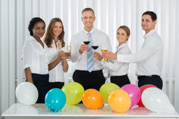 Ondernemers met champagne — Stockfoto