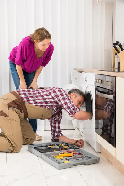 Teknisyen sabitleme çamaşır makinesi