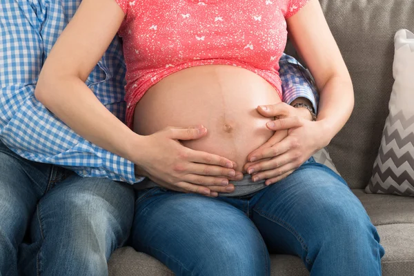 Casal grávida tocando barriga — Fotografia de Stock