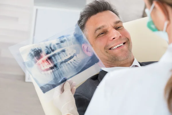 牙医用牙齿 x 射线在商人面前 — 图库照片