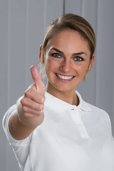 Mujer mostrando pulgares hacia arriba signo —  Fotos de Stock