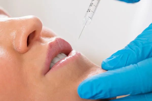 Vrouw ontvangen cosmetische injectie op Lip — Stockfoto