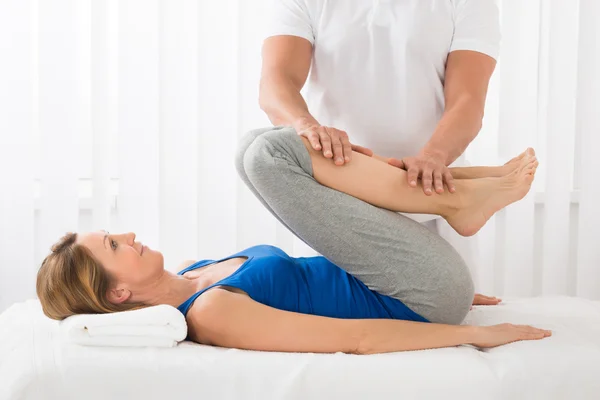 Чоловік дає масаж жінці — стокове фото