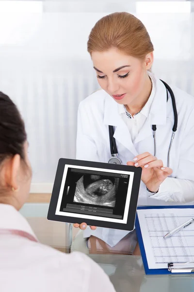 Médico mostrando ultra-som varredura do bebê — Fotografia de Stock