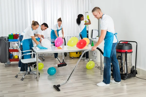 Hausmeister putzt Büro nach Party — Stockfoto