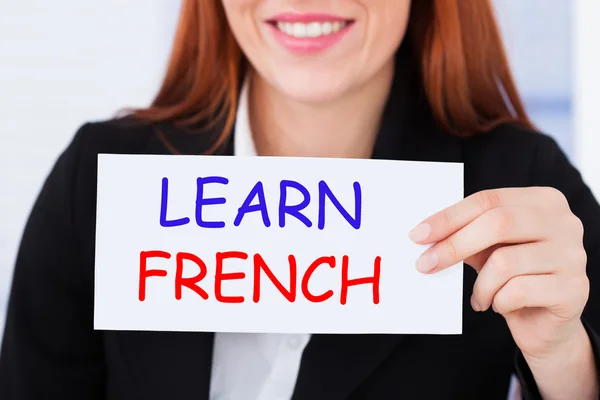 Femme tenant une carte Apprendre le français — Photo
