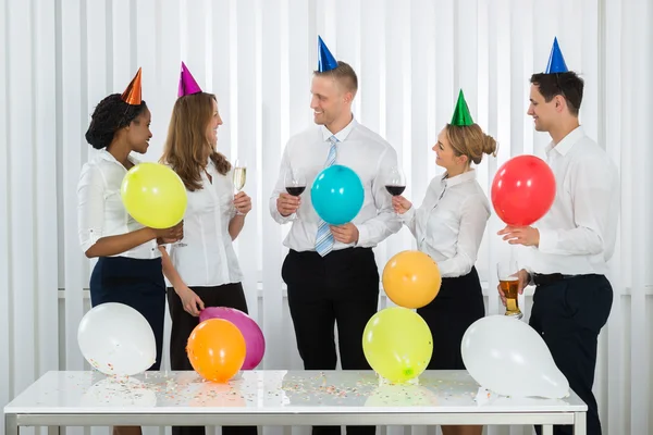 Ondernemers met champagne — Stockfoto