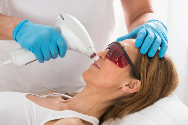 Kobiety otrzymują depilacji laserowej — Zdjęcie stockowe