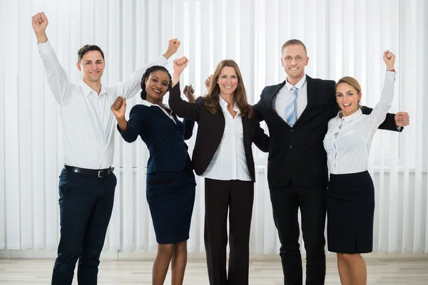 Empresários bem sucedidos levantando as mãos — Fotografia de Stock